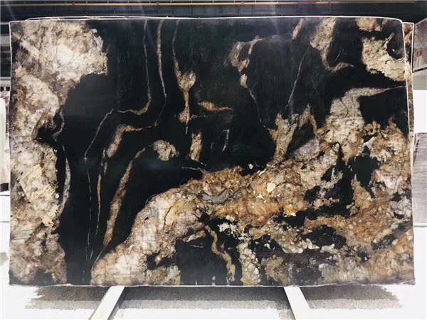 Juodas ir auksinis granitas