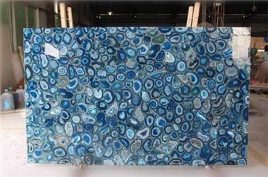 Mėlyni pusbrangiai akmenys