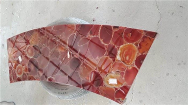 Tamsiai raudonas pusbrangis akmuo