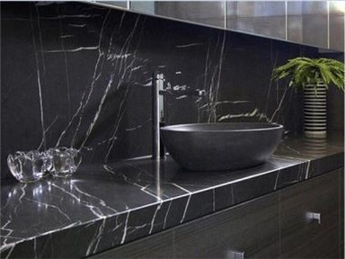 Pilkos spalvos marmurinis praustuvas