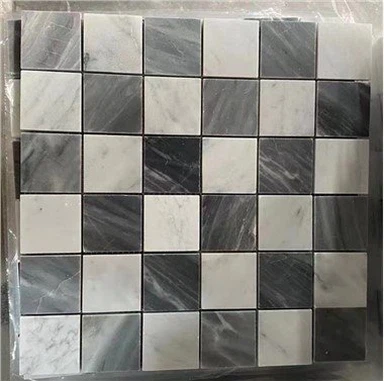 Juodos baltos ir pilkos mozaikinės plytelės