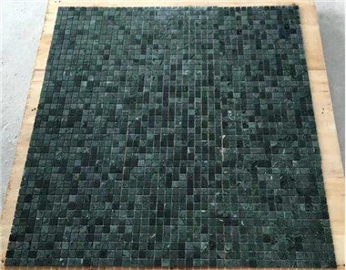 Smaragdo žalios mozaikinės plytelės