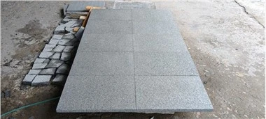 G654 tamsiai pilkos spalvos granitinės liepsnos plytelės