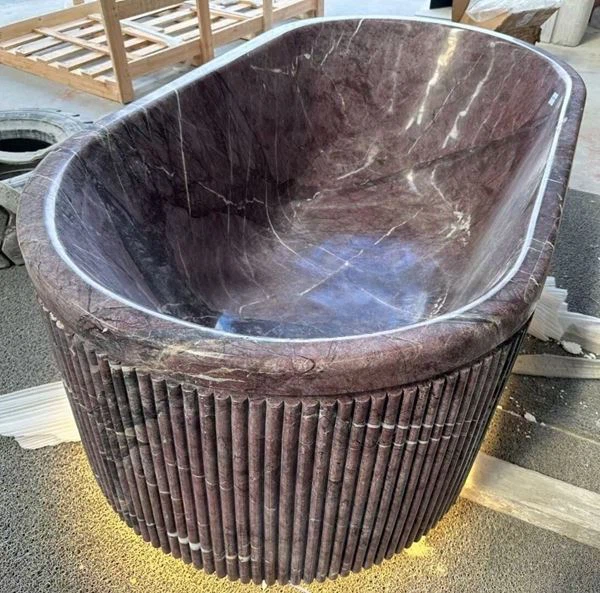 Purpurinės marmurinė vonia
