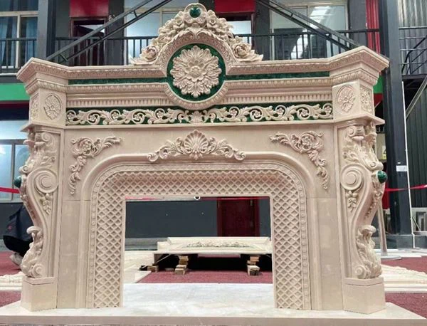 Karališkas smėlio spalvos marmurinis židinys