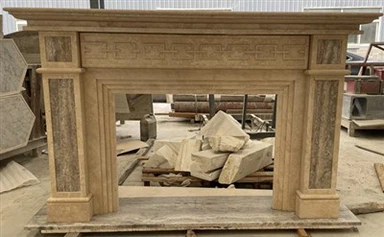 Smėlio spalvos travertino židinys