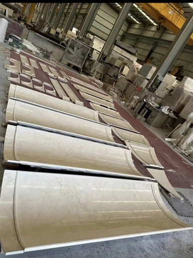 Lenkta marmurinė siena