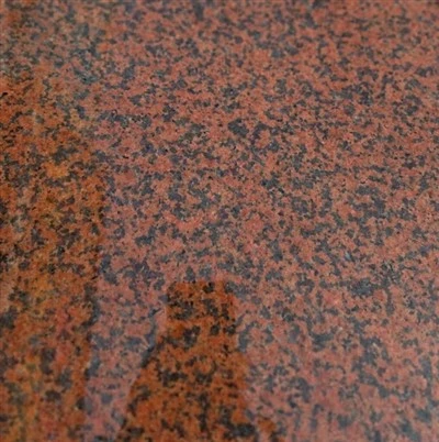 Tamsiai raudonas granitas