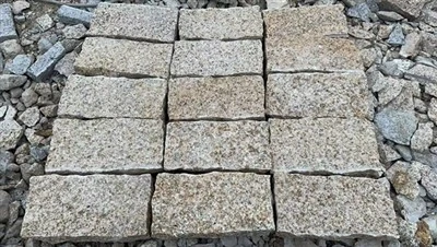 Auksinis granito grindinys