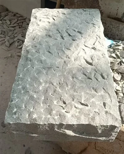 Padalintas veido smiltainis