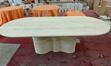Travertino valgomojo stalas