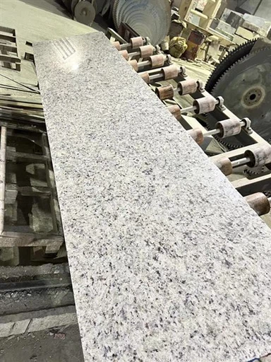 Baltos rožės granito plytelės